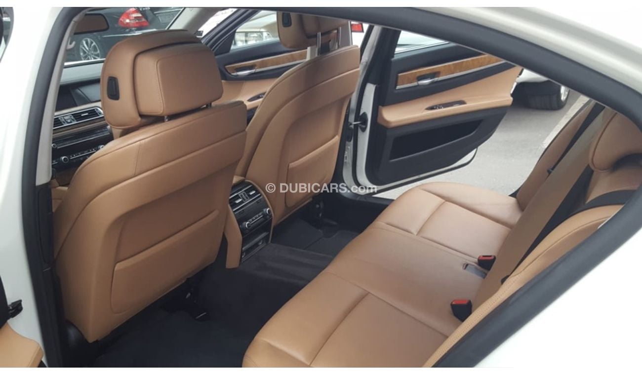 بي أم دبليو 740Li بي ام دبليو 740 موديل 2010 خليجي السياره حاله ممتازه من الداخل والخارج فل اوبشن شفط بصمه فتحه وجلد ك