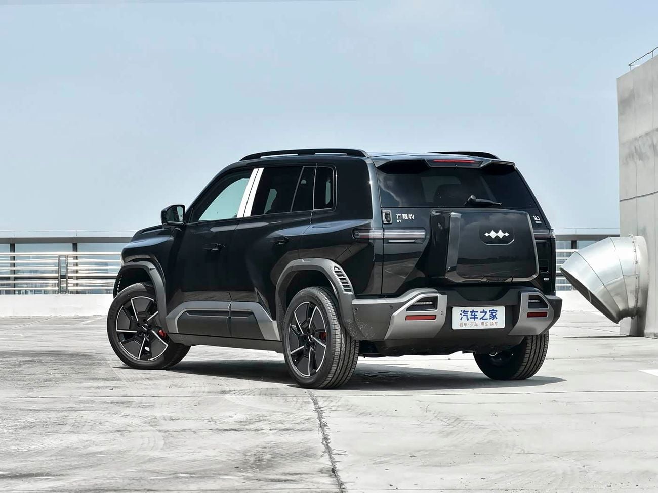 بي واي دي Leopard 3 TITANIUM Featuring the letter "T", a top speed of 501 km/h, and a four-wheel drive super-powerful ve