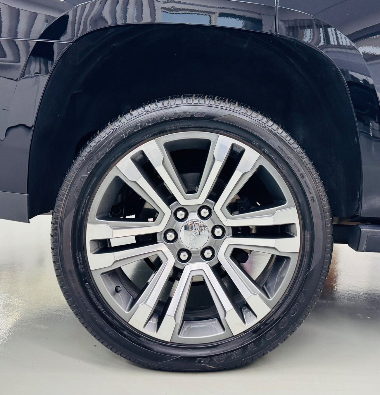 جي أم سي يوكون Denali 6.2L (9 Seater)