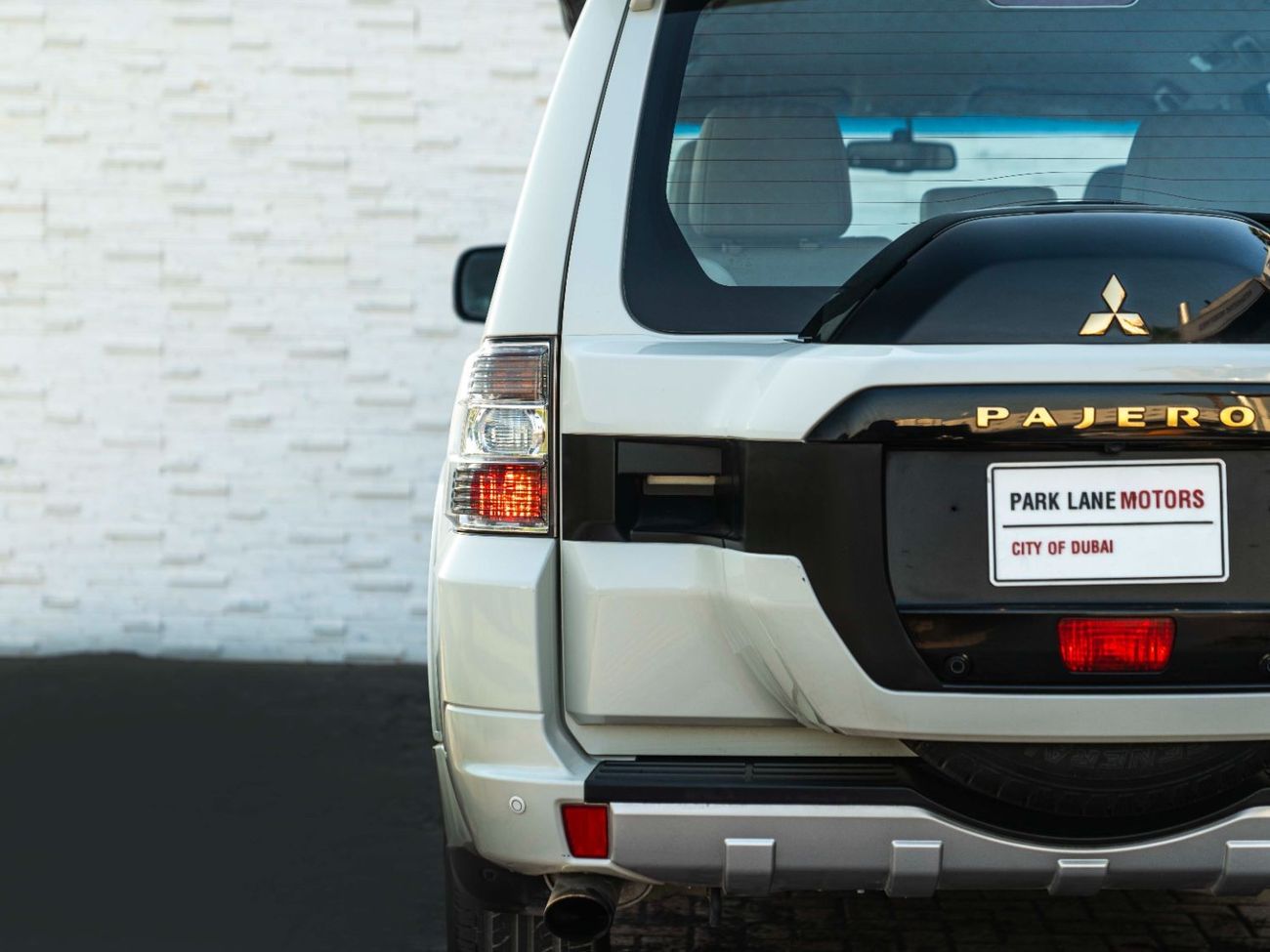 ميتسوبيشي باجيرو AED 1,415 PM • 3.8L PAJERO GLS TOP • ONLY 60,000 KMS • GOLD EMBLEM PACKAGE WITH RHINO ROOF-RACK