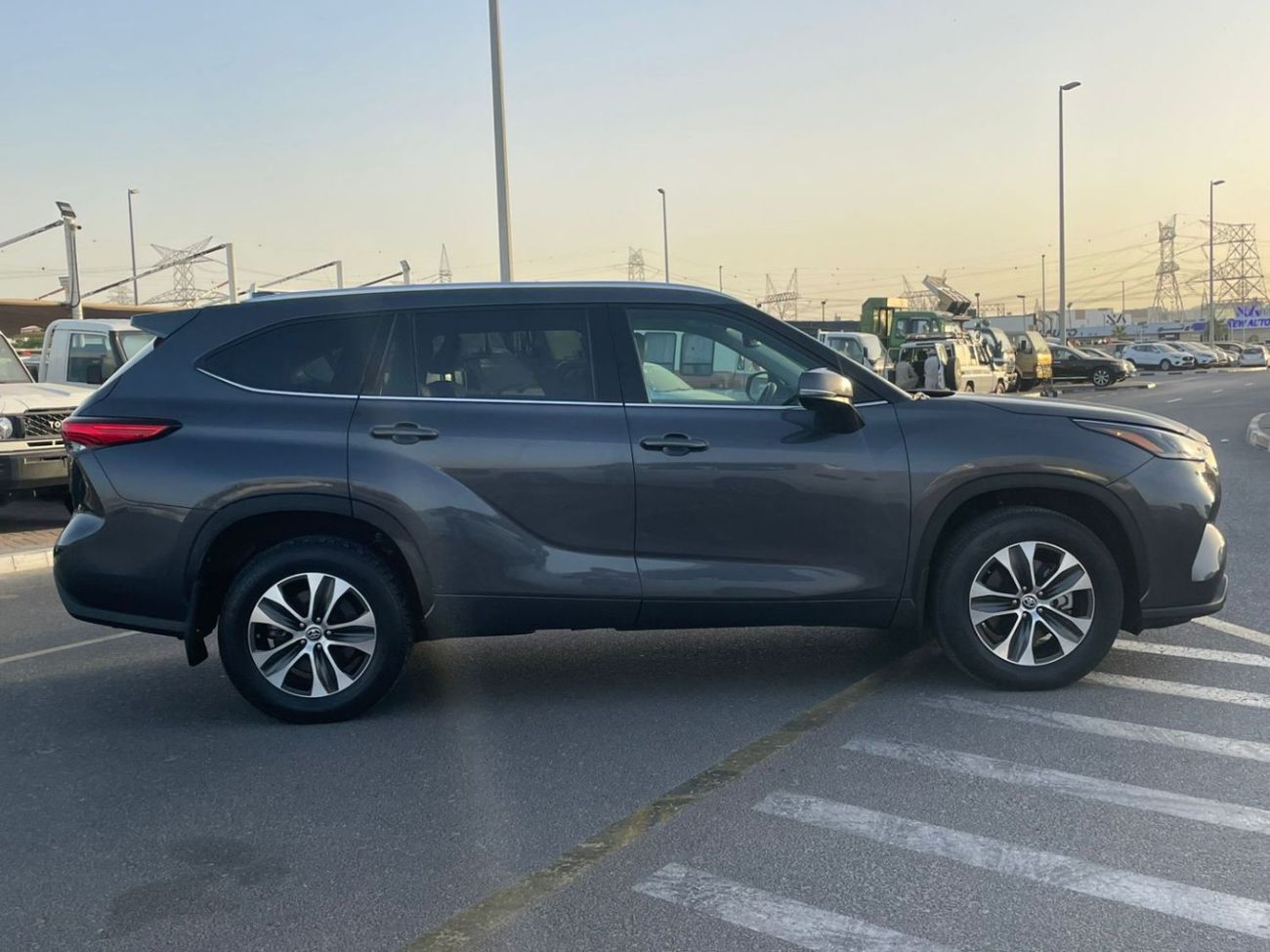 Toyota Highlander 2021 Toyota Highlander XLE Premuim Full Option - 3.5L V6 - AWD 4x4 - Push Start & Sunroof With Wirel