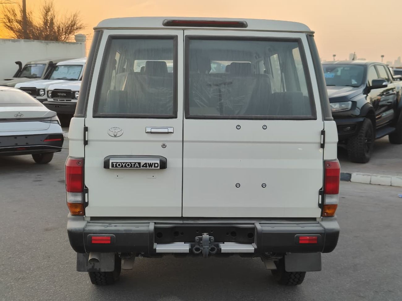 Toyota Land Cruiser 70 2025 Toyota Land Cruiser LC76 5-Door Hardtop without Diff-Lock 4.2L 6-Cyl Diesel M/T Export Only