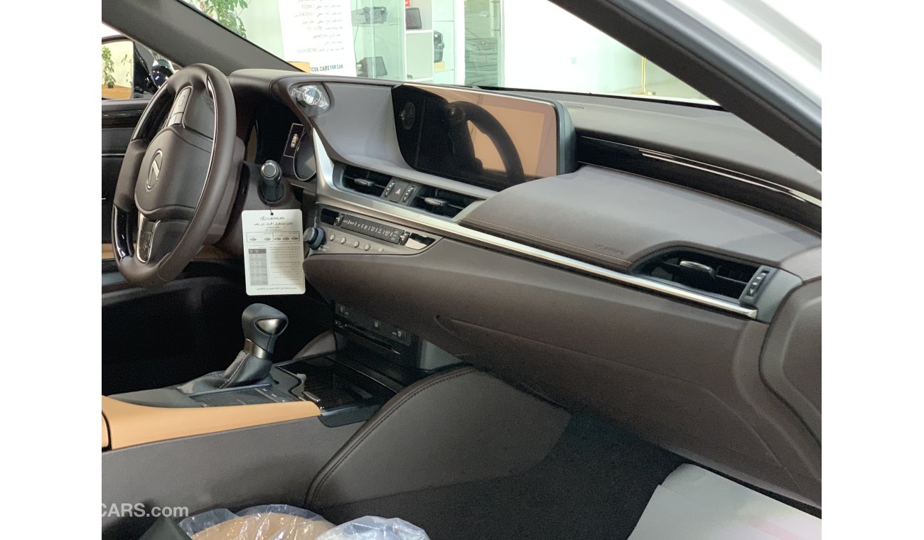 Lexus ES350 MY2019 Panoramic Sunroof,Blind Spot , GCC