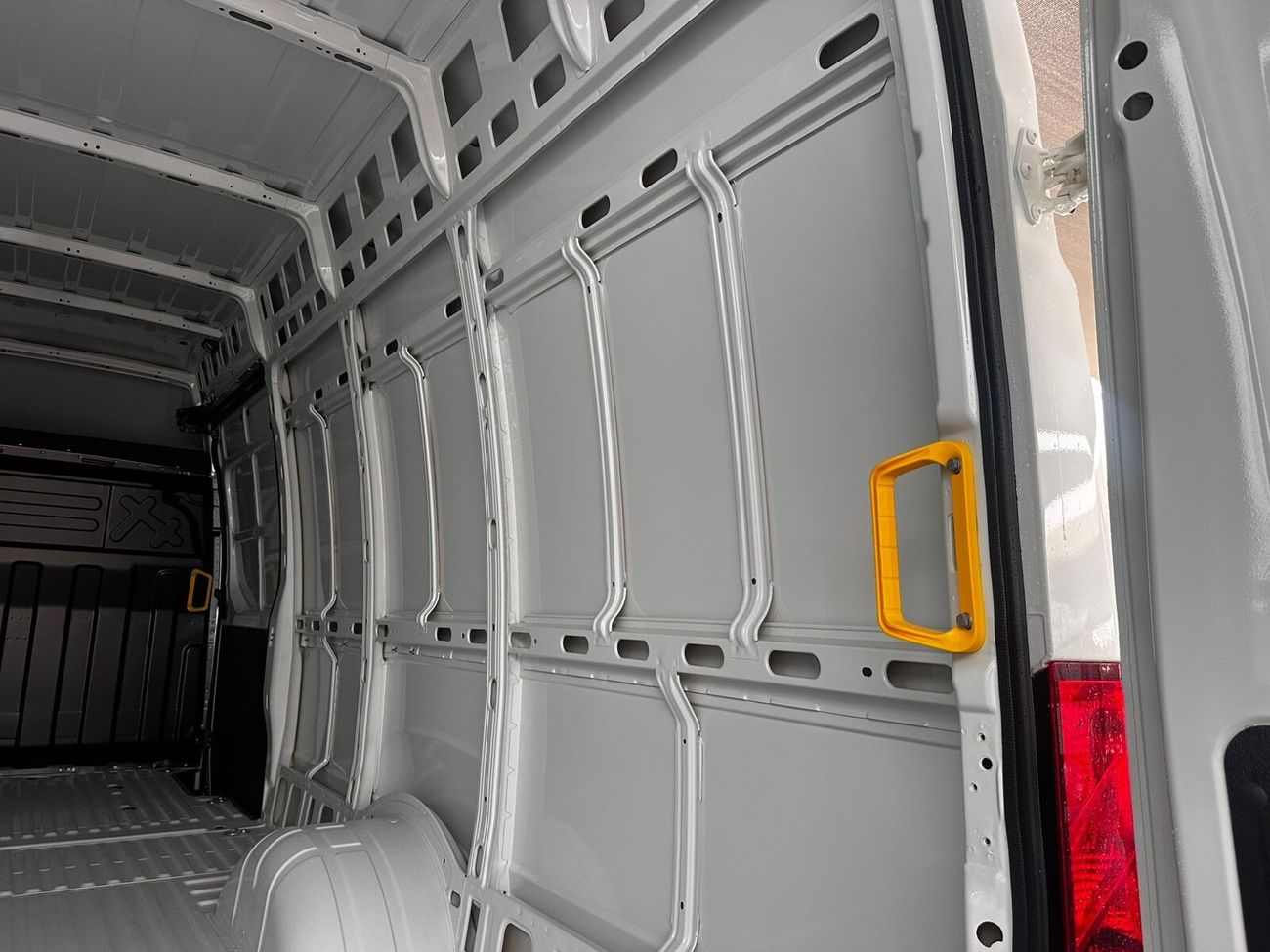 Iveco Daily 4 stroke Diesel Engine, watercooled, turbocharged with intercooler 146 HP @ 3000 ~3500 Rpm –EIV