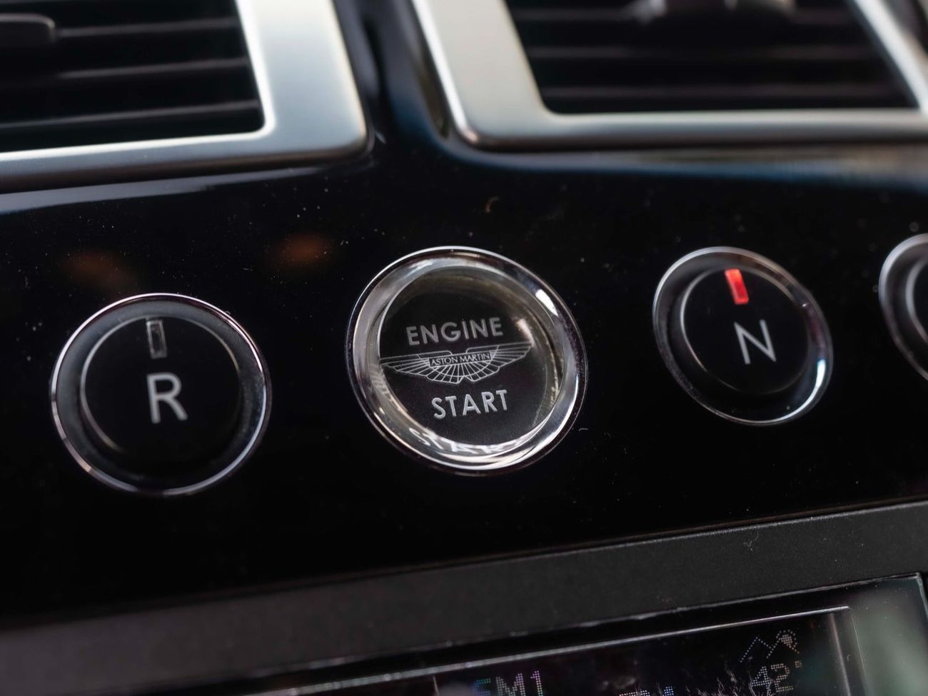 أستون مارتن فانتيج V8 Standard