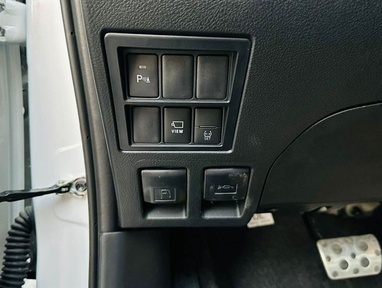 Toyota Hilux GR 4.0, KEYLESS ENTRY, PUSH START, MONITOR, 360 CAMERA, ALLOY WHEELS, MODEL 2025 FOR EXPORT