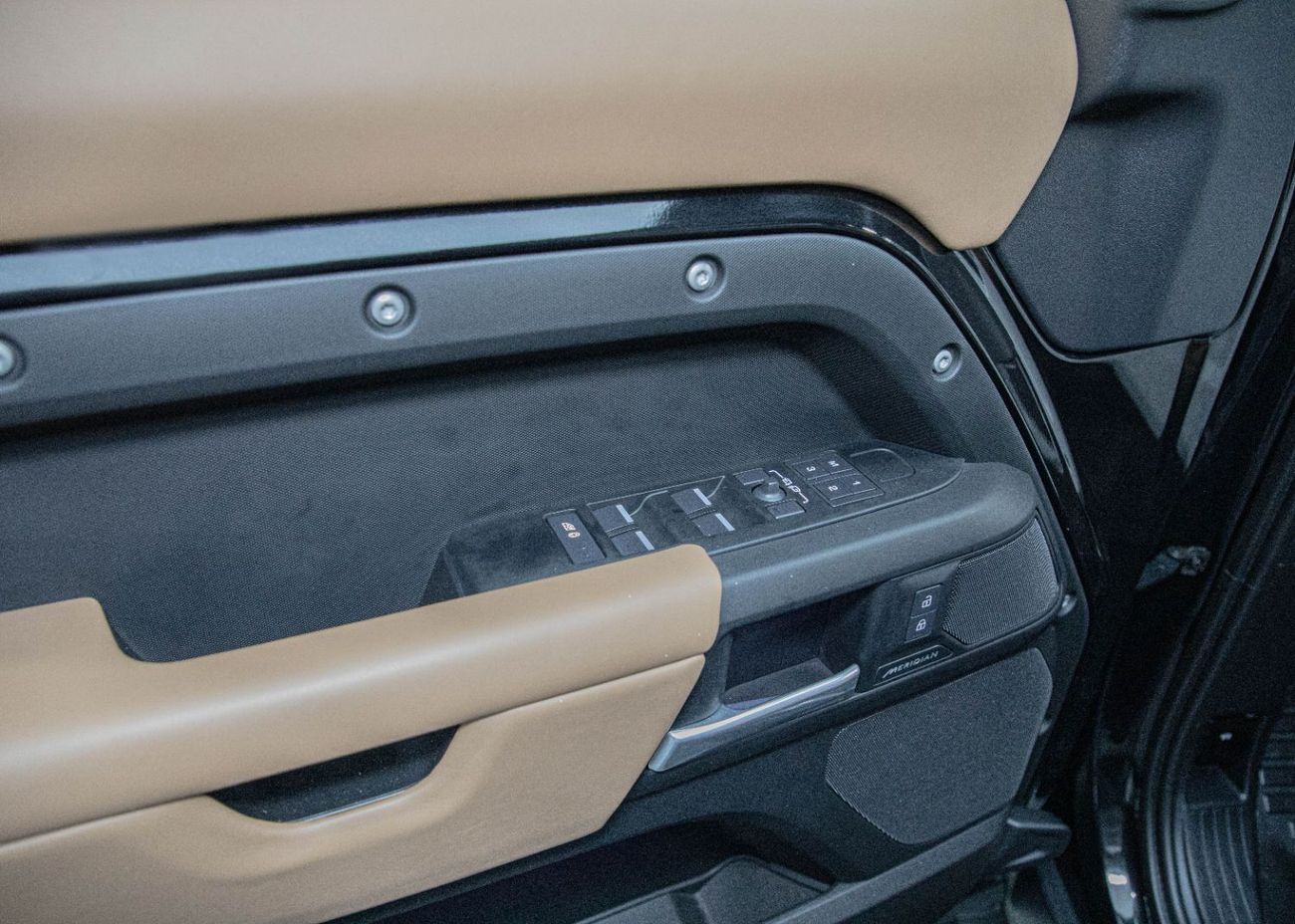 Land Rover Defender P300 90 X-Dynamic SE 2.0L (5 Seater)