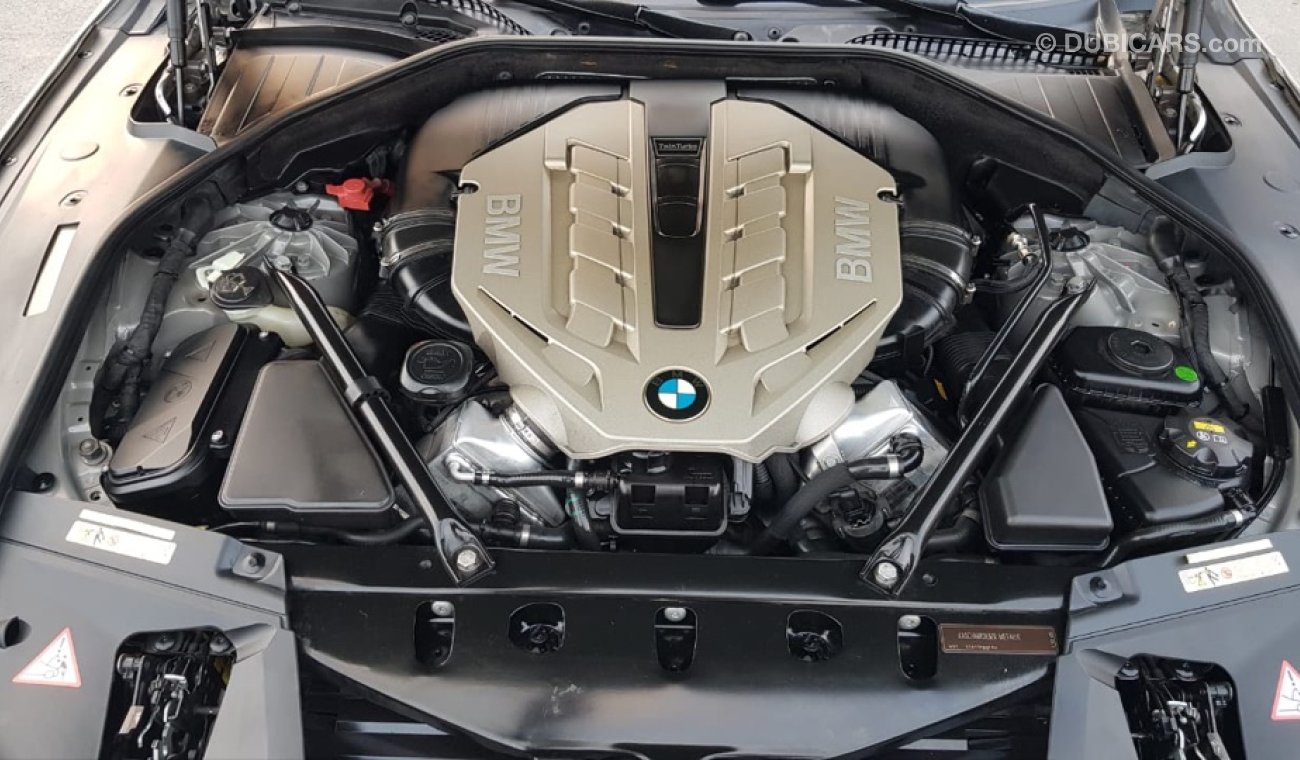 بي أم دبليو 750Li موديل 2010 واد اليابان حاله ممتازه جدا من الداخل والخارج فل مواصفات كراسي جلد ومثبت سرعه وتحكم كهربي