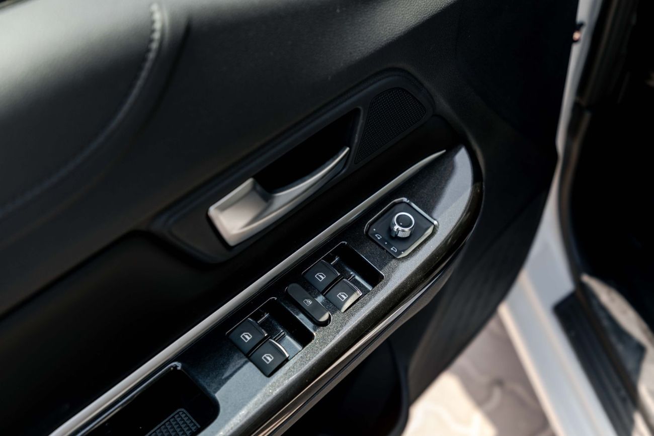 جريت وول وينغل 7 4X4 Standard 2.4L - Manual - Titanium White Inside Black