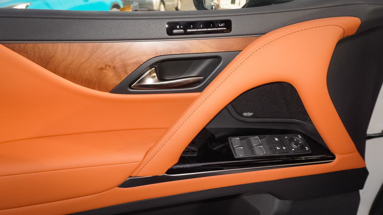 لكزس LX 600 KURO 3 5L V6  4 Seats