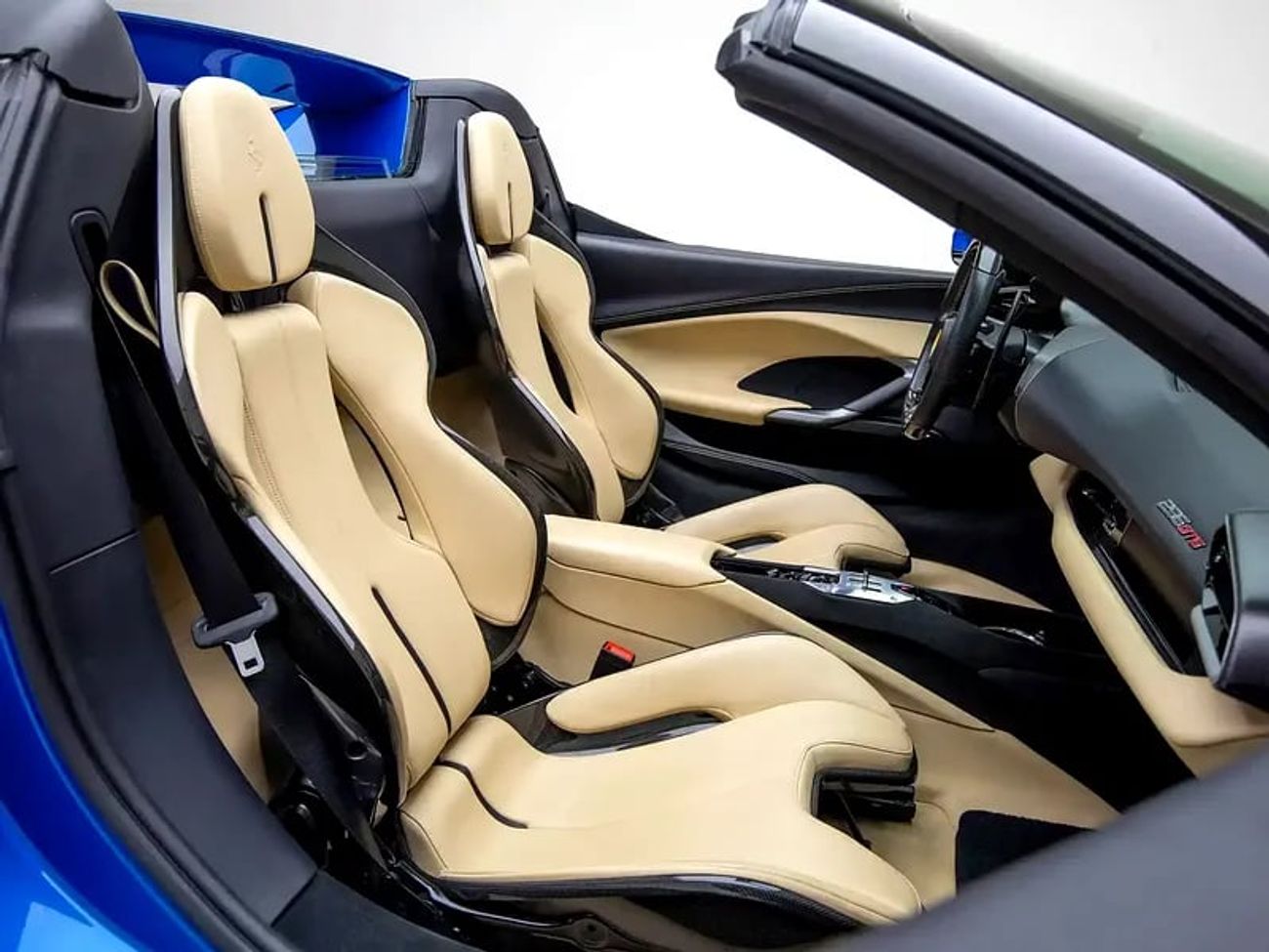 فيراري 296 GTS Standard