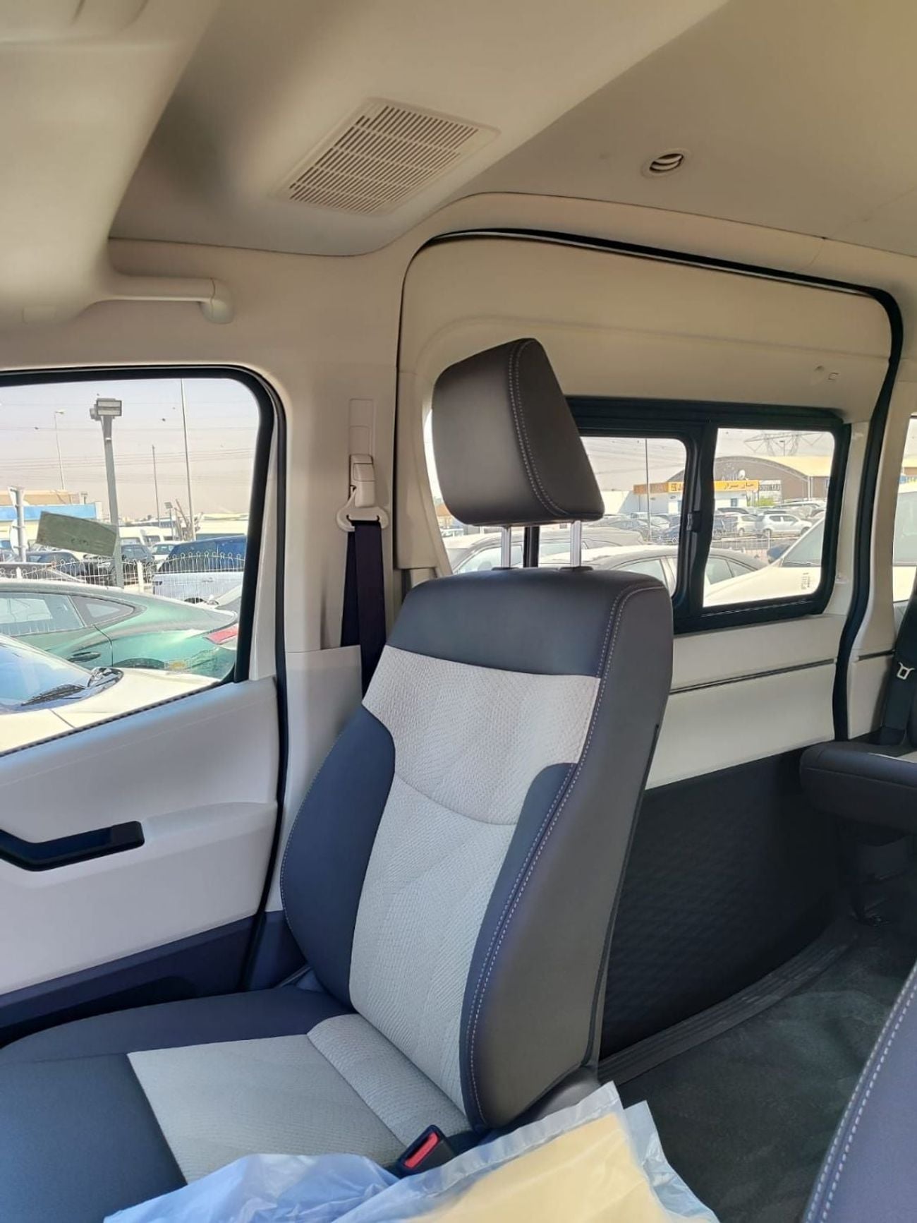 Toyota Hiace - Toyota Hiace GL HIGHROOF / 13 SEATER / REAR CAMERA / 3.5L PETROL A/T / WHITE BUMPER