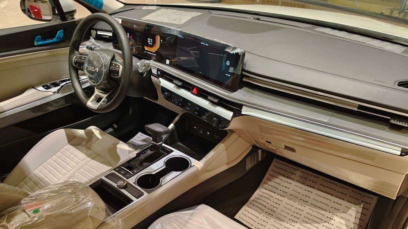 كيا K5 2.5L GDI DOHC, 4-cylinder, Dual CVVT (Euro 4). 5 Seater. 4 Door. FWD