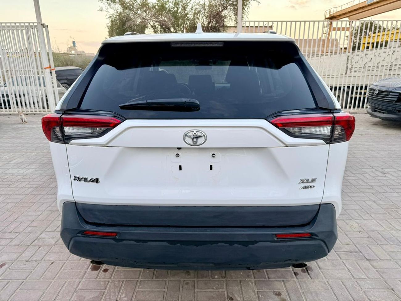 Toyota RAV4 XLE 2.5L 2021 Rav4 XLE AWD + 4x4 + ( low miles 19751 only ) Push Start + Sunroof + 2.5L Full option