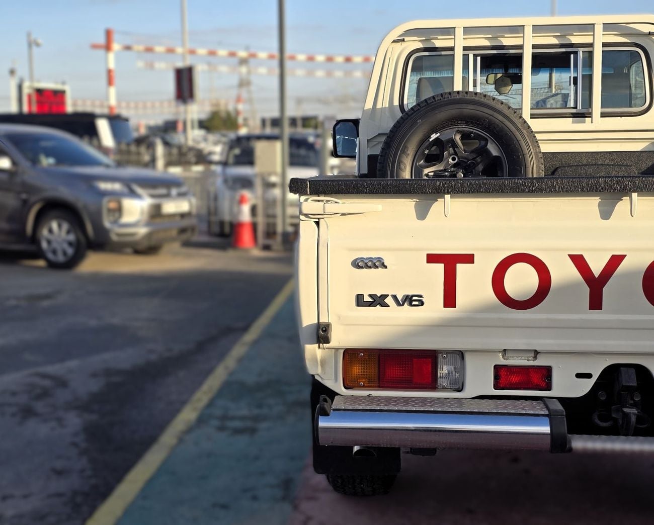 Toyota Land Cruiser Pick Up SC 4.0L Toyota L.C Single cabin Pick Up 4.0l petrol v6 M/T 4WD Gcc specs  2025 Model