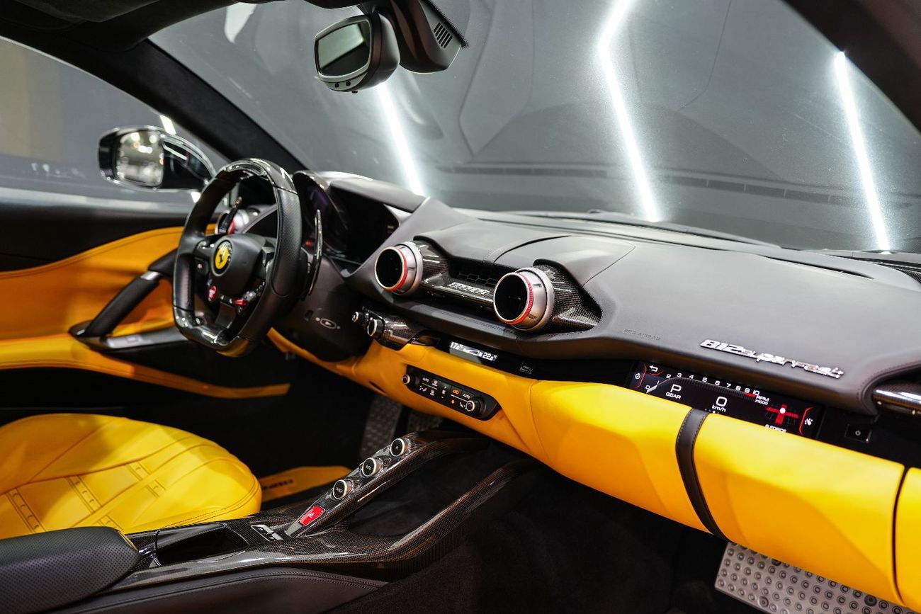 فيراري 812  سوبرفاست Carbon Package, JBL Audio, Passenger Display, Daytona Seats, GCC Specs!!