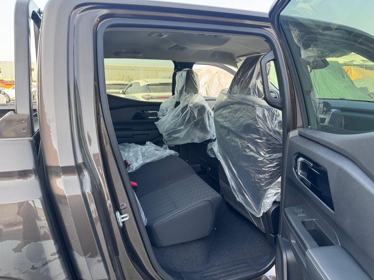 Mitsubishi L200 MITSUBISHI L200 Petrol Double Cabin 4WD 5MT 2.5L GLX_Basic Option_Bronze