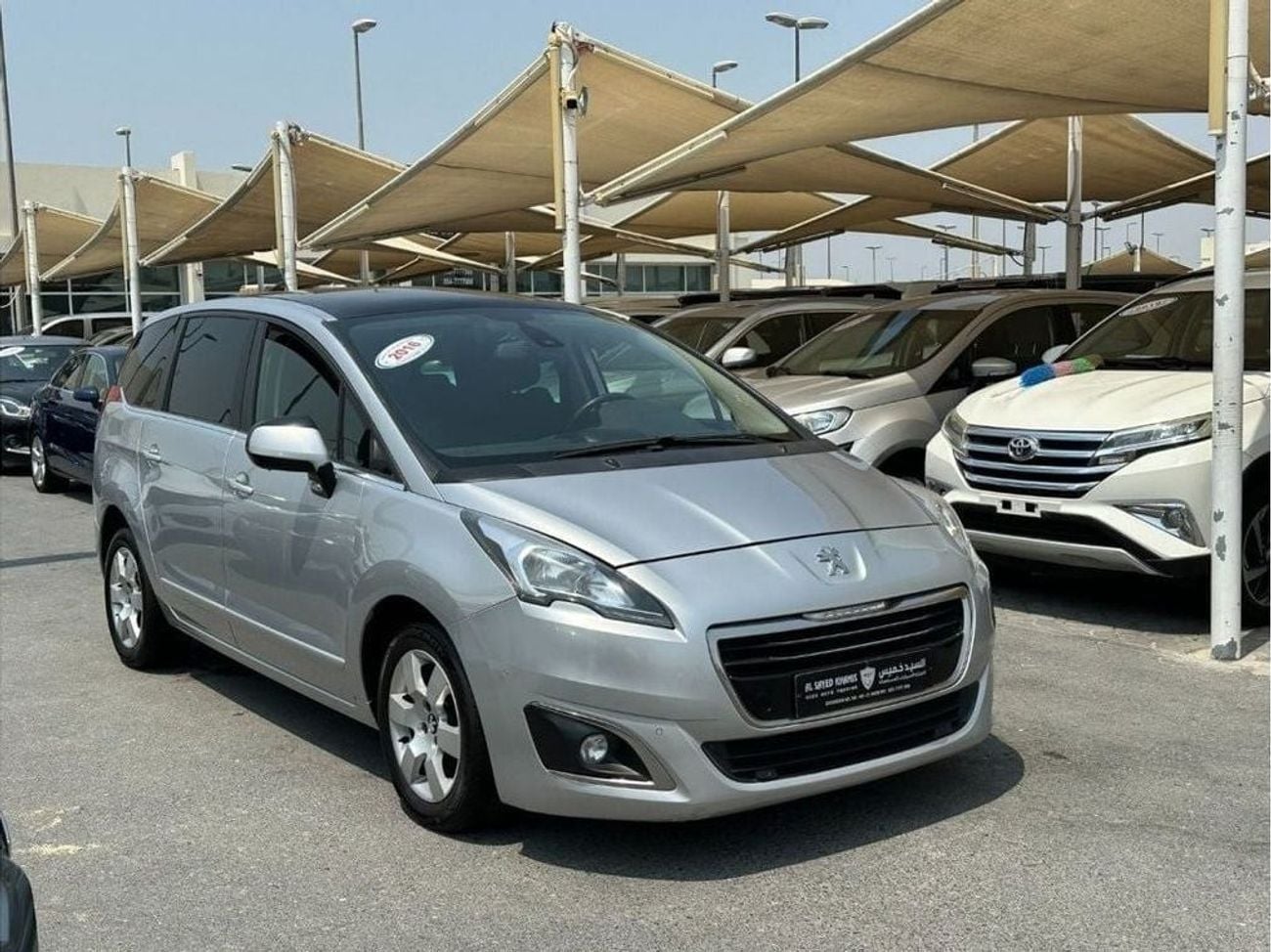 بيجو 5008 PREMIUM W/VIDEO PACK بريميوم خالية من الحوادث - خليجي - رقم واحد الفل - مكينة 1600 سي سي - السيارة ب
