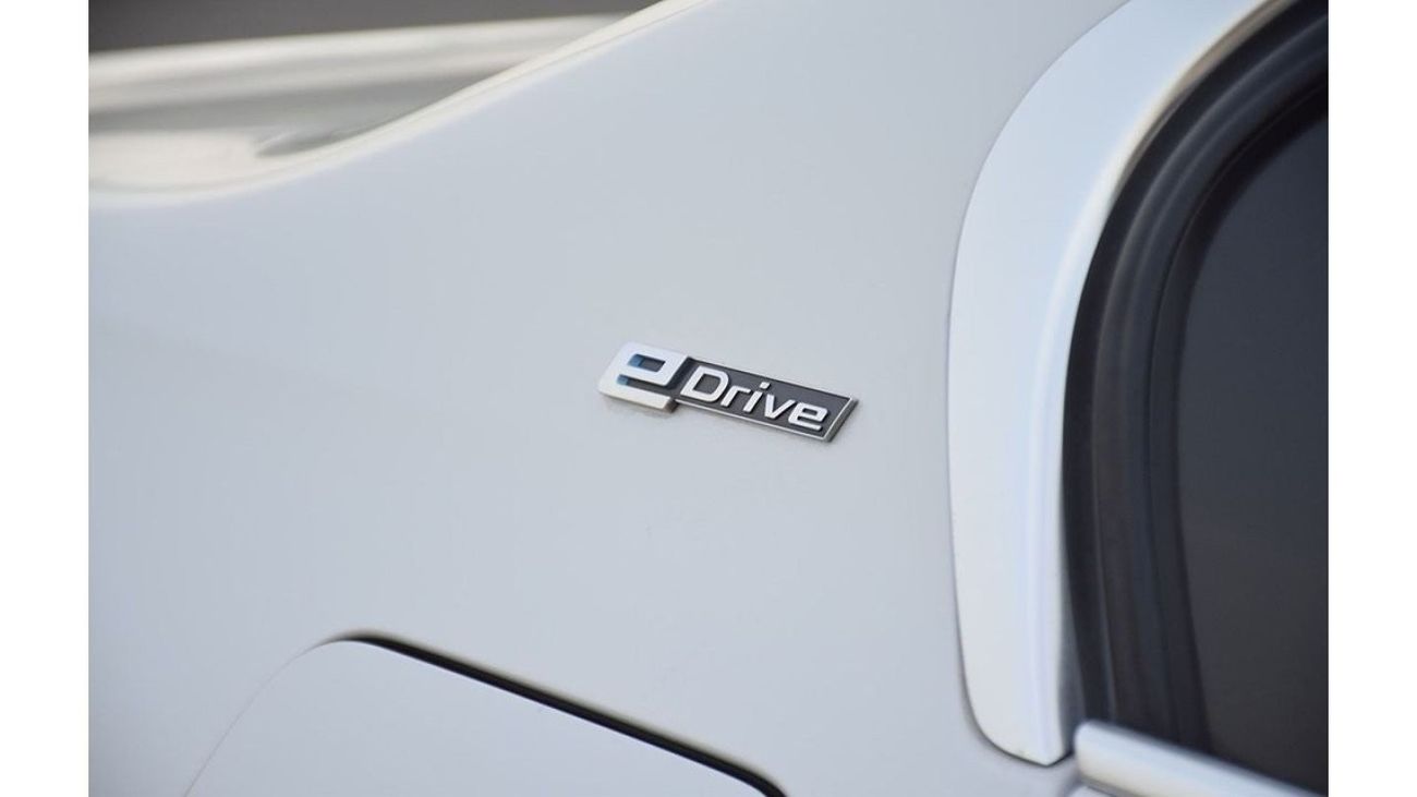 BMW 330i BMW 330e Plug-in