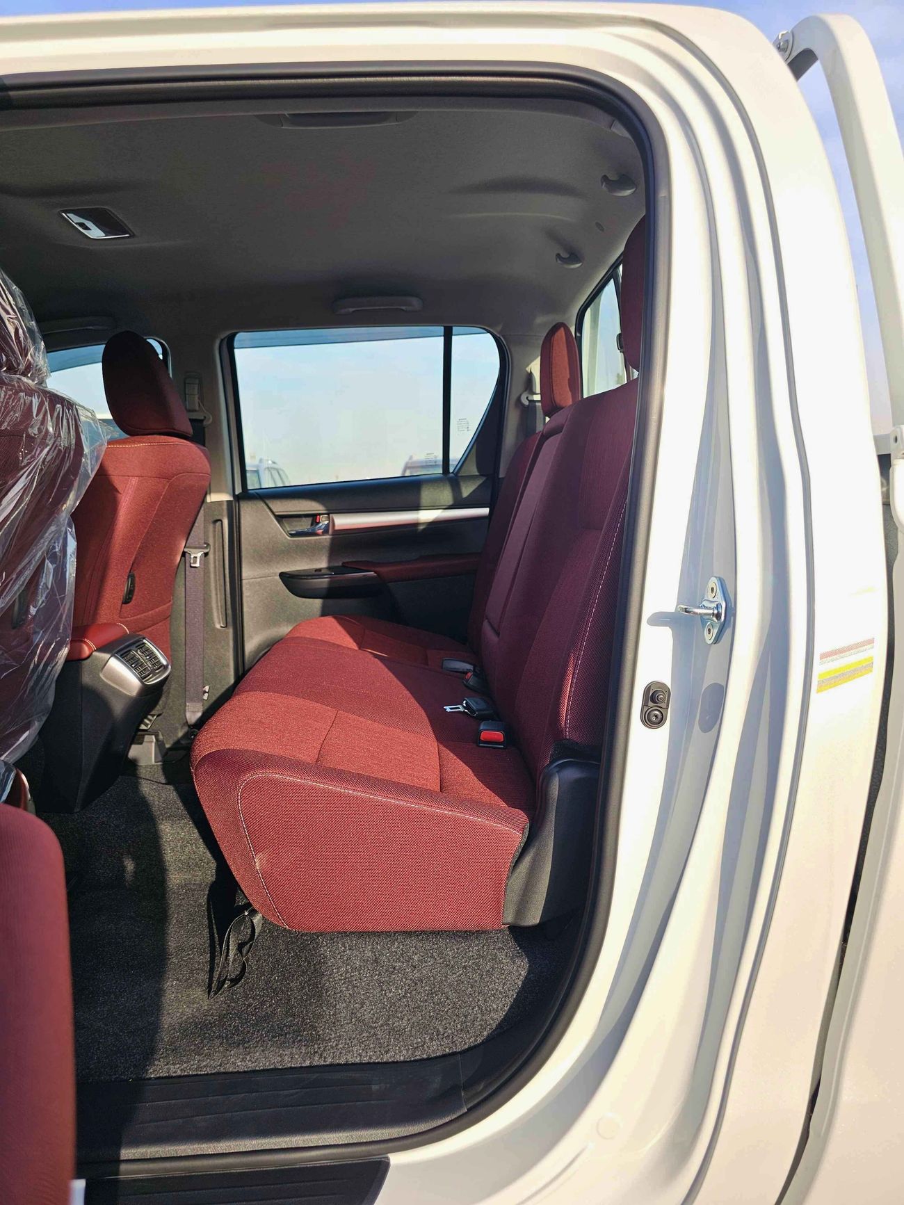 Toyota Hilux SR5 / NARROW BODY / A/T / 2.7L V4 PETROL / DVD+ CAMERA / FULL OPTION (CODE #  HP2F2)