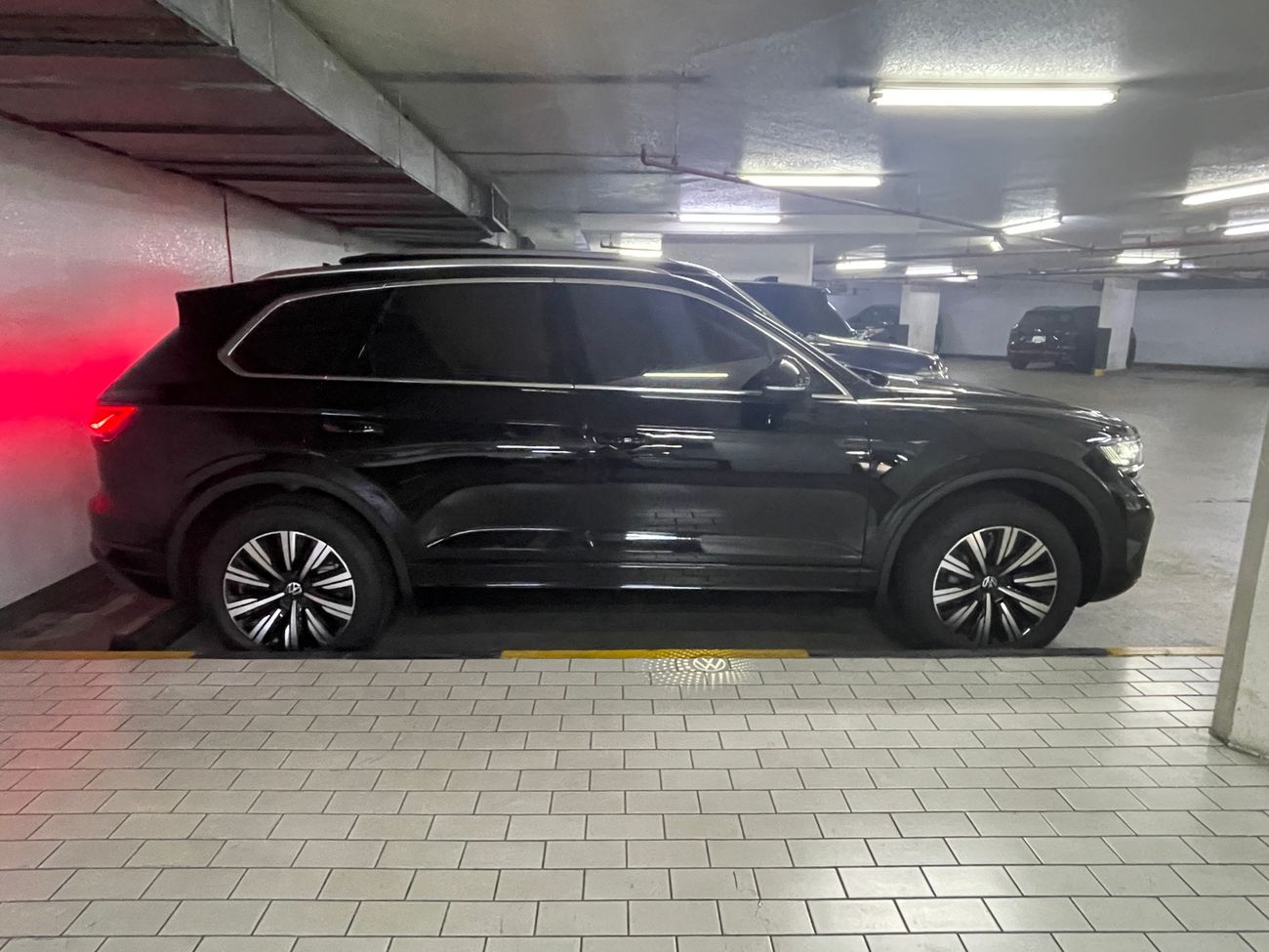 Volkswagen Touareg Elegance Plus (soft closing, Cruze control, full car plays, blind spot monitoring, multi colour ambi