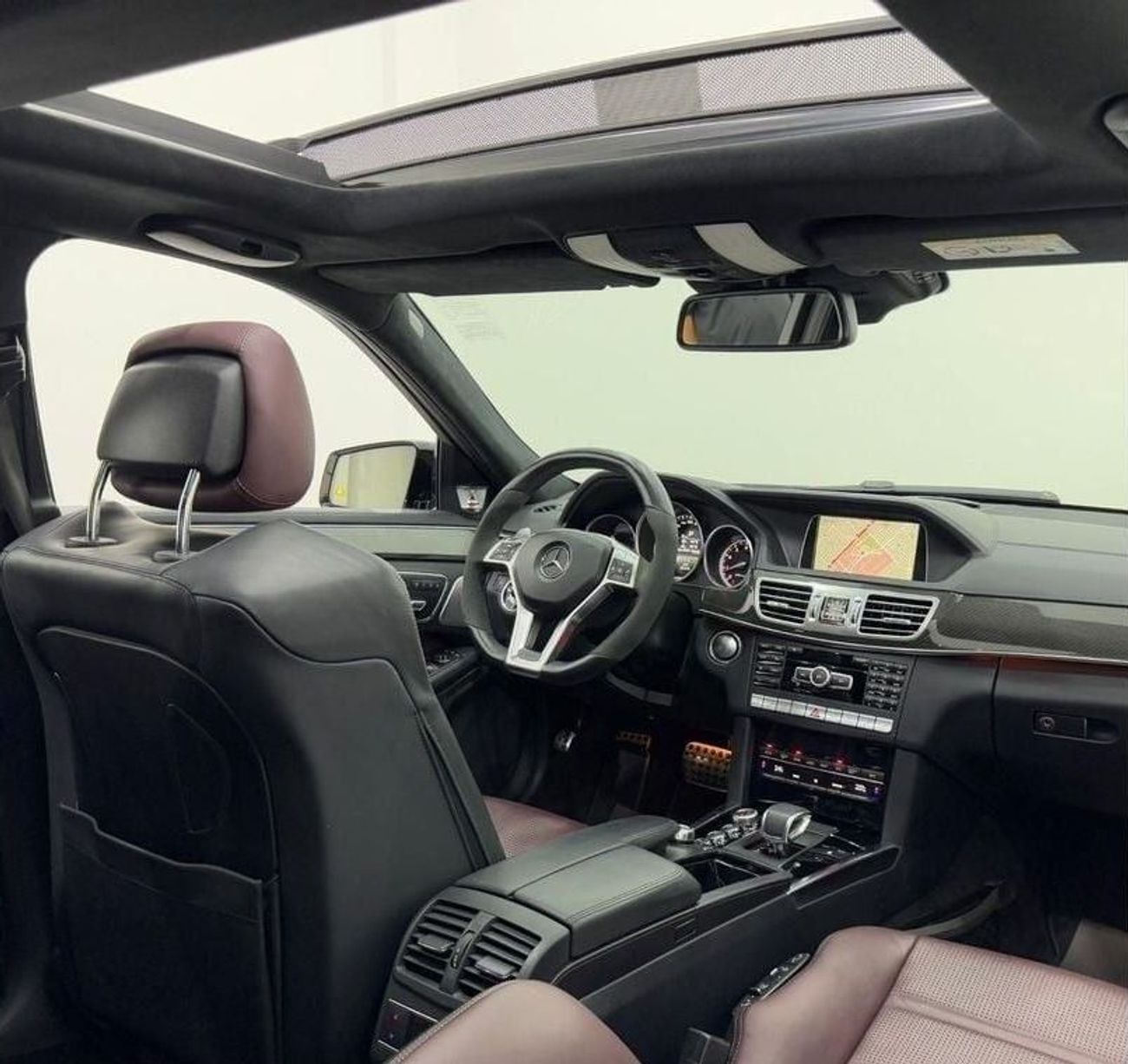 مرسيدس بنز E 63 AMG Std 5.5L 2014 Mercedes Benz E63 AMG 4MATIC, Service History, Full Options, Carbon Fiber Package. GCC