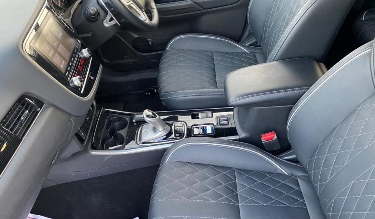 ميتسوبيشي آوتلاندر PHEV 2.4 Liter Right Hand Drive Automatic Sunroof Leather seats