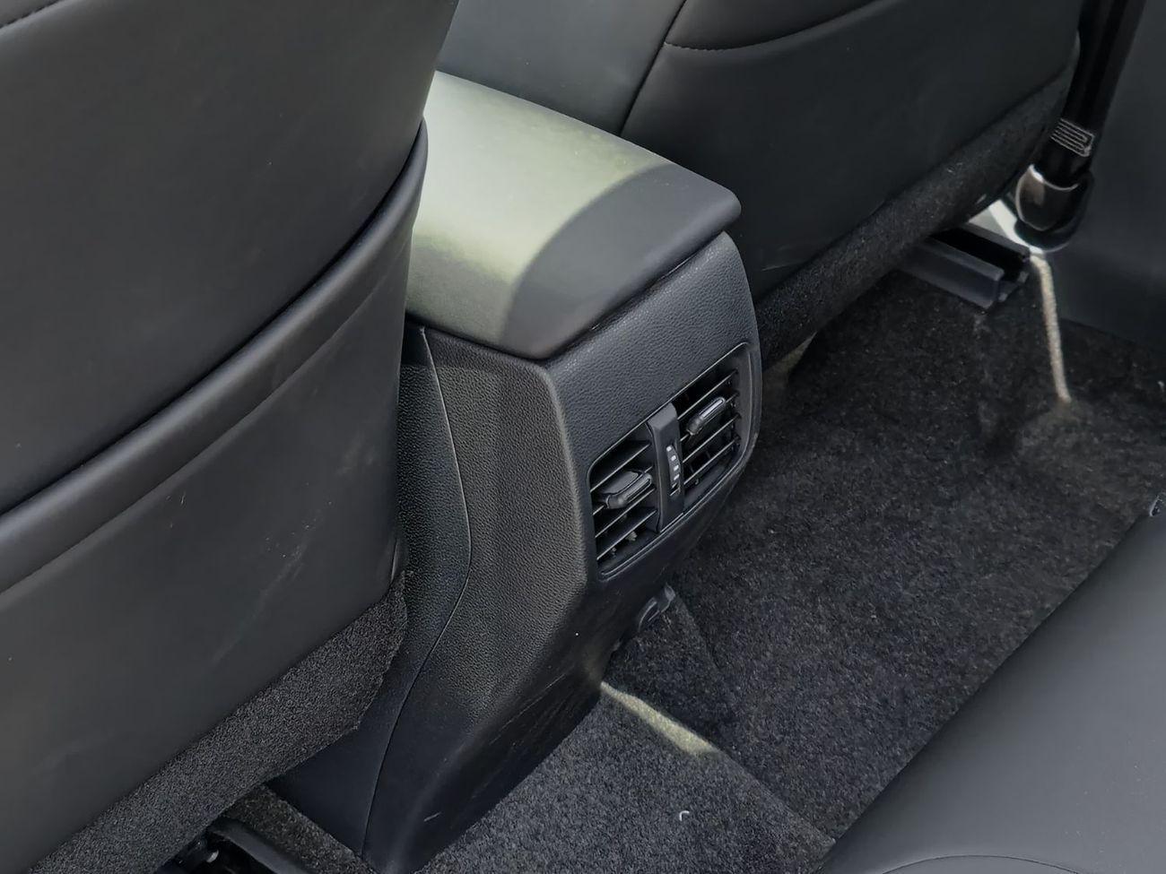 تويوتا كورولا كروس TOYOTA COROLLA CROSS 2.0L ELITE PLUS - FULL - 2025 - WHITE INSIDE BLACK