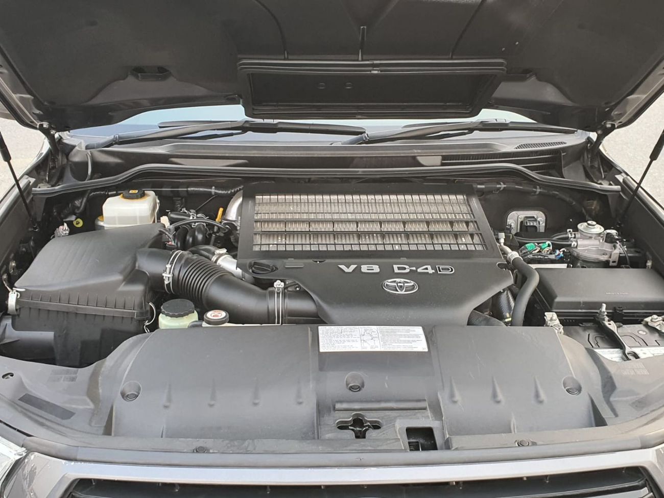 تويوتا لاند كروزر DIESEL SAHARA 4.5 LITER ,2019 MODEL ,GREY COLOR ,RIGHT HAND DRIVE