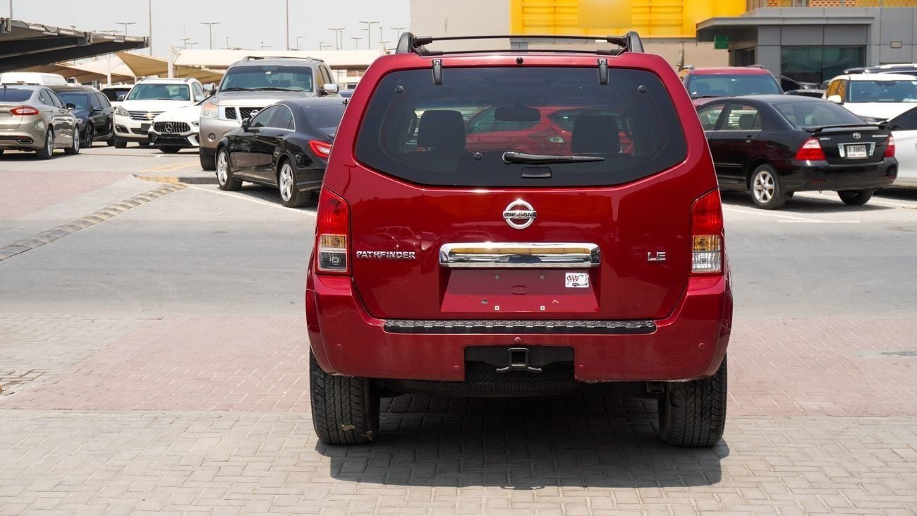 Nissan Pathfinder LE