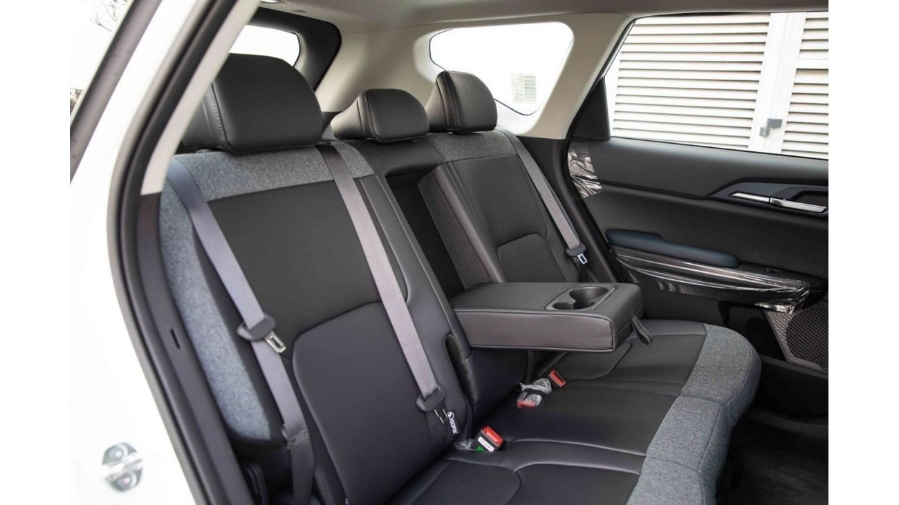 كيا EV5 كيا EV5 Land 530 موديل 2023 - أبيض داخل أزرق وأسود | للتصدير فقط