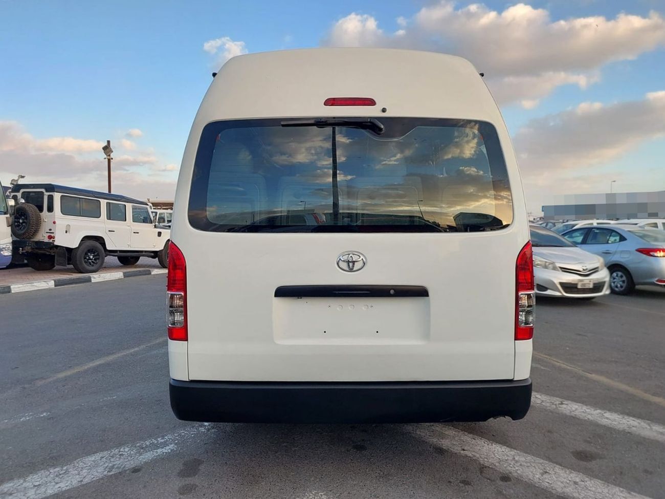 Toyota Hiace TOYOTA HIACE COMMUTER VAN RHD 2016 MODEL 3.0 L DIESEL AUTOMATIC(PM18509)