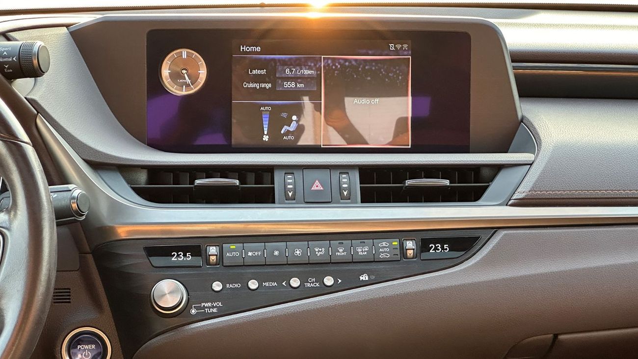 لكزس ES300h 2.5L Hybrid 4 Cylinders Full Service History 2021 GCC