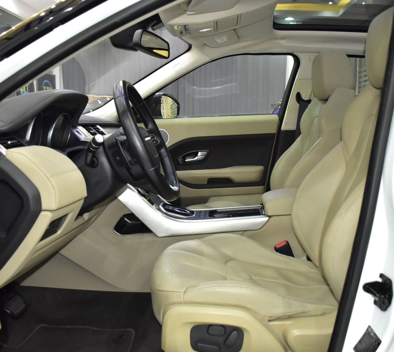 لاند روفر رانج روفر إيفوك EXCELLENT DEAL for our Land Rover Range Rover Evoque ( 2015 Model ) in White Color GCC Specs