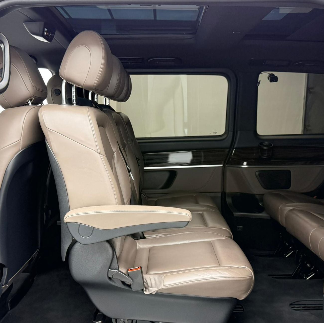 مرسيدس بنز V 250 AVANTGARDE/E 2023 Mercedes Benz V250 Premium, Warranty, 8 Seater, Fully Loaded, Excellent Condition,
