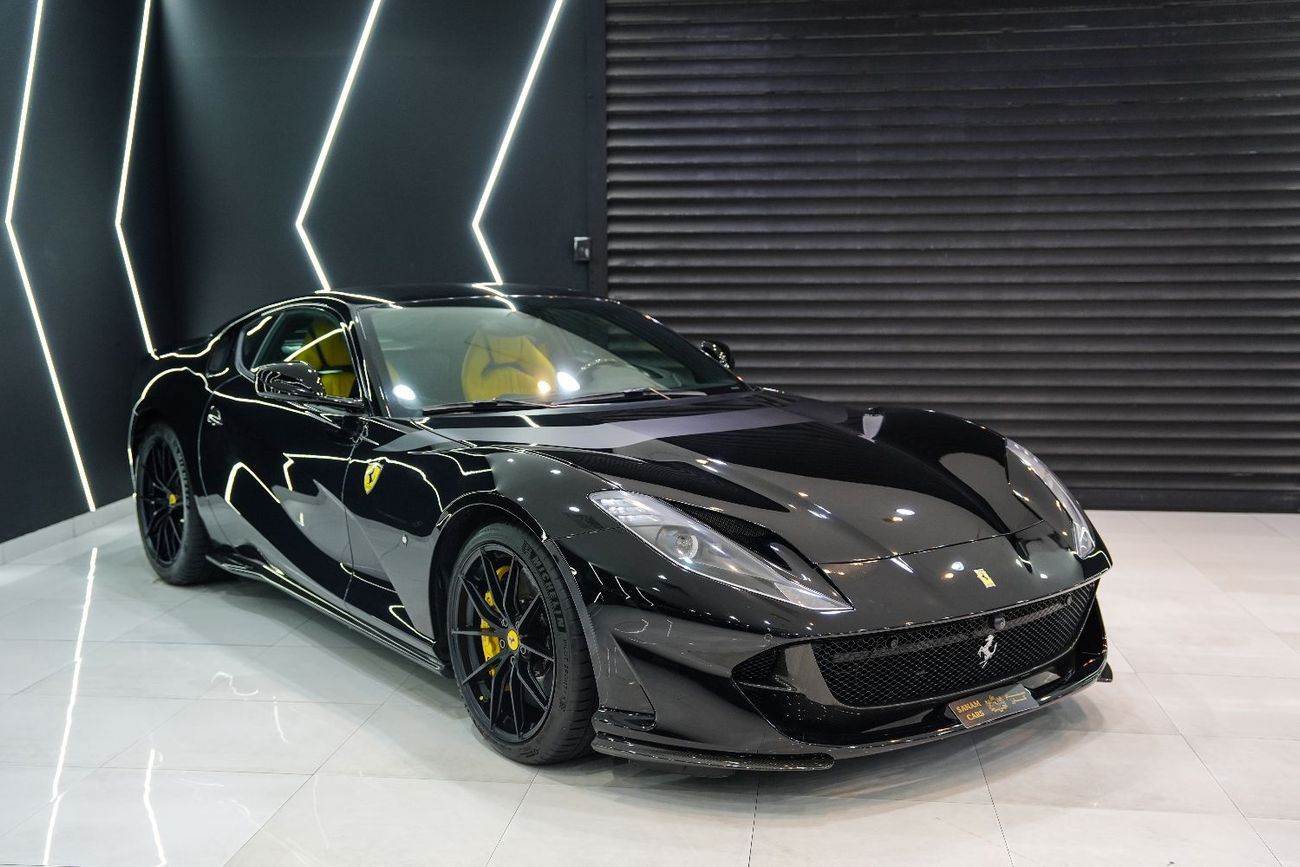فيراري 812  سوبرفاست Carbon Package, JBL Audio, Passenger Display, Daytona Seats, GCC Specs!!
