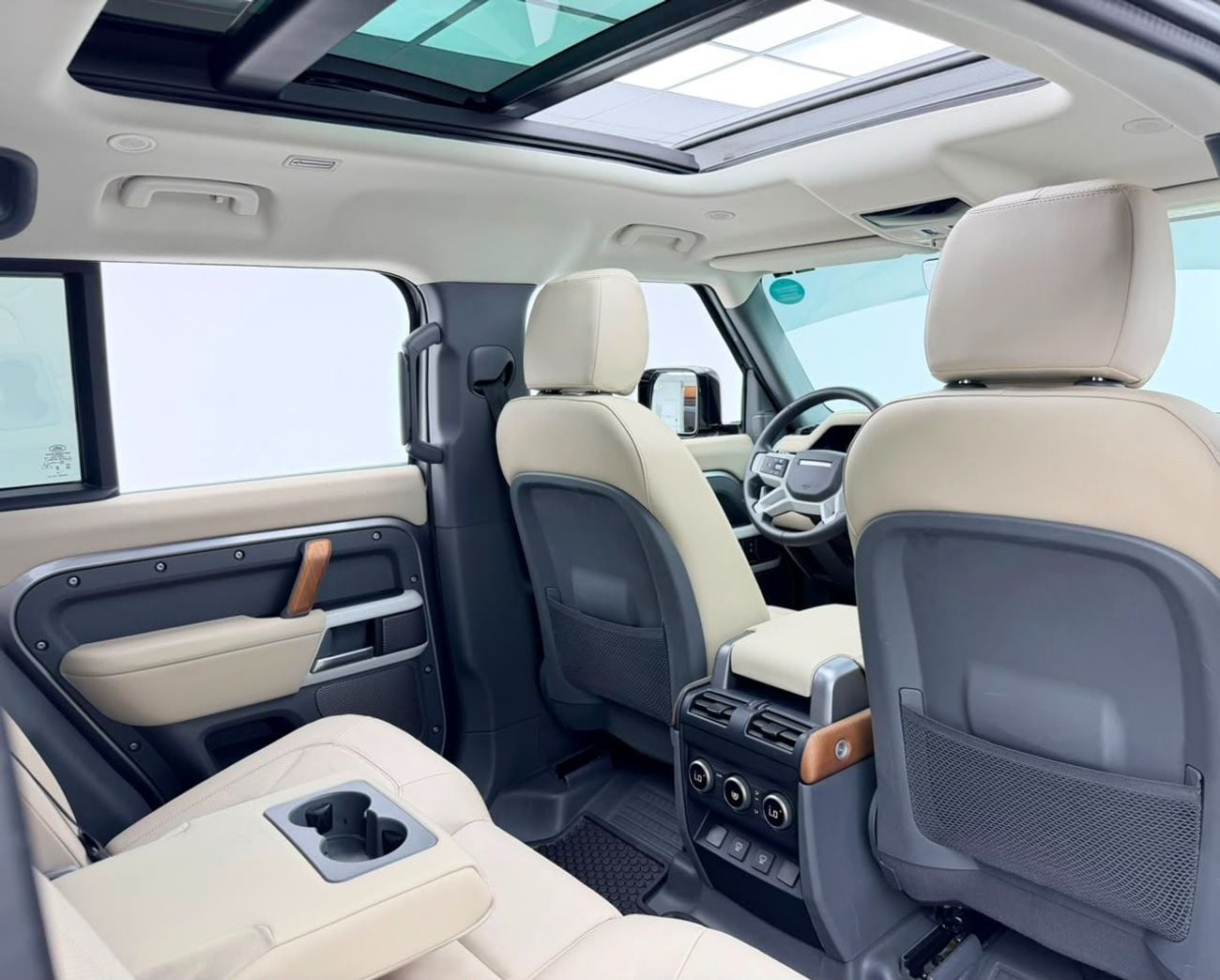 لاند روفر ديفندر 110 2024 Land Rover Defender 110 SE P300, Sept/2029 Warranty, Nov/2029 Service Package, Full Service His