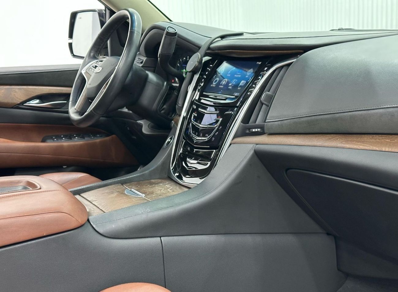 كاديلاك إسكالاد Std 6.2L 2019 Cadillac Escalade, 6.2 V8 4WD, 420bhp, 10 Auto Speed Gearbox. AED 199,000 or AED 3,117