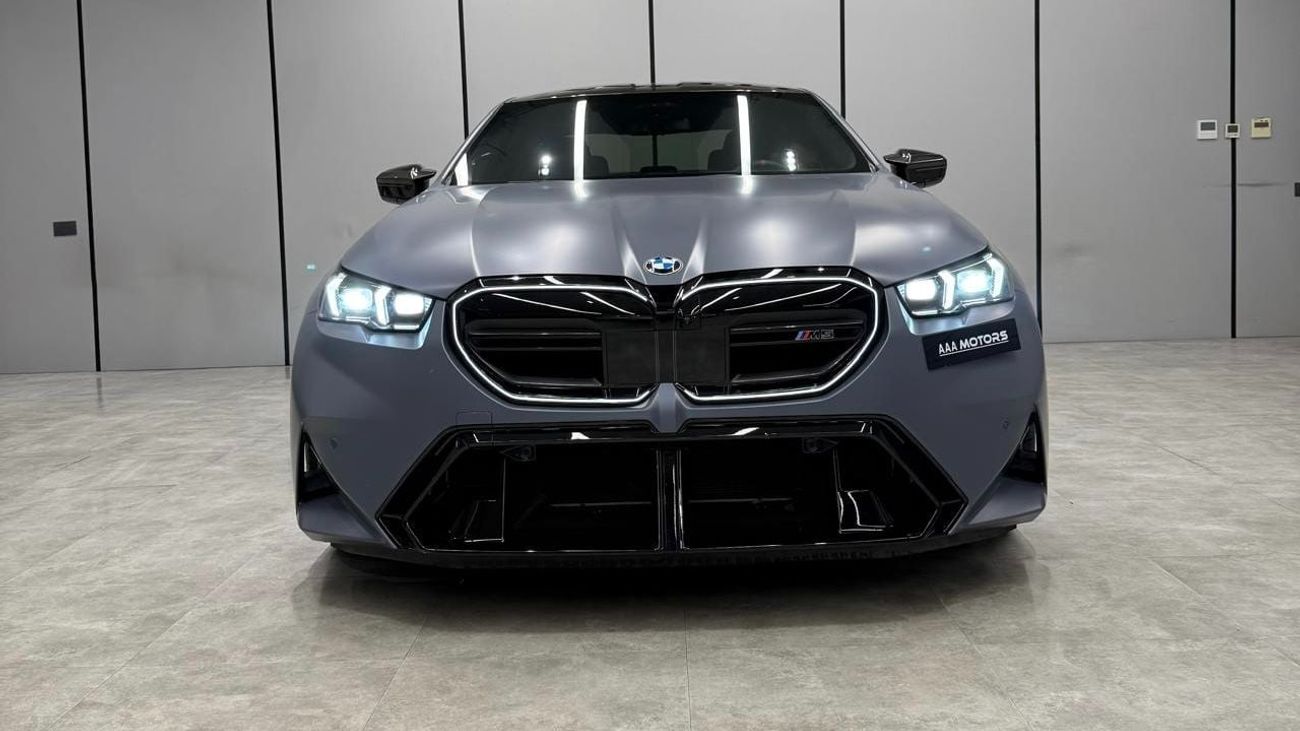 BMW M5 STANDARD AGMC DUBAI / 5 Years Warranty + Service Contract