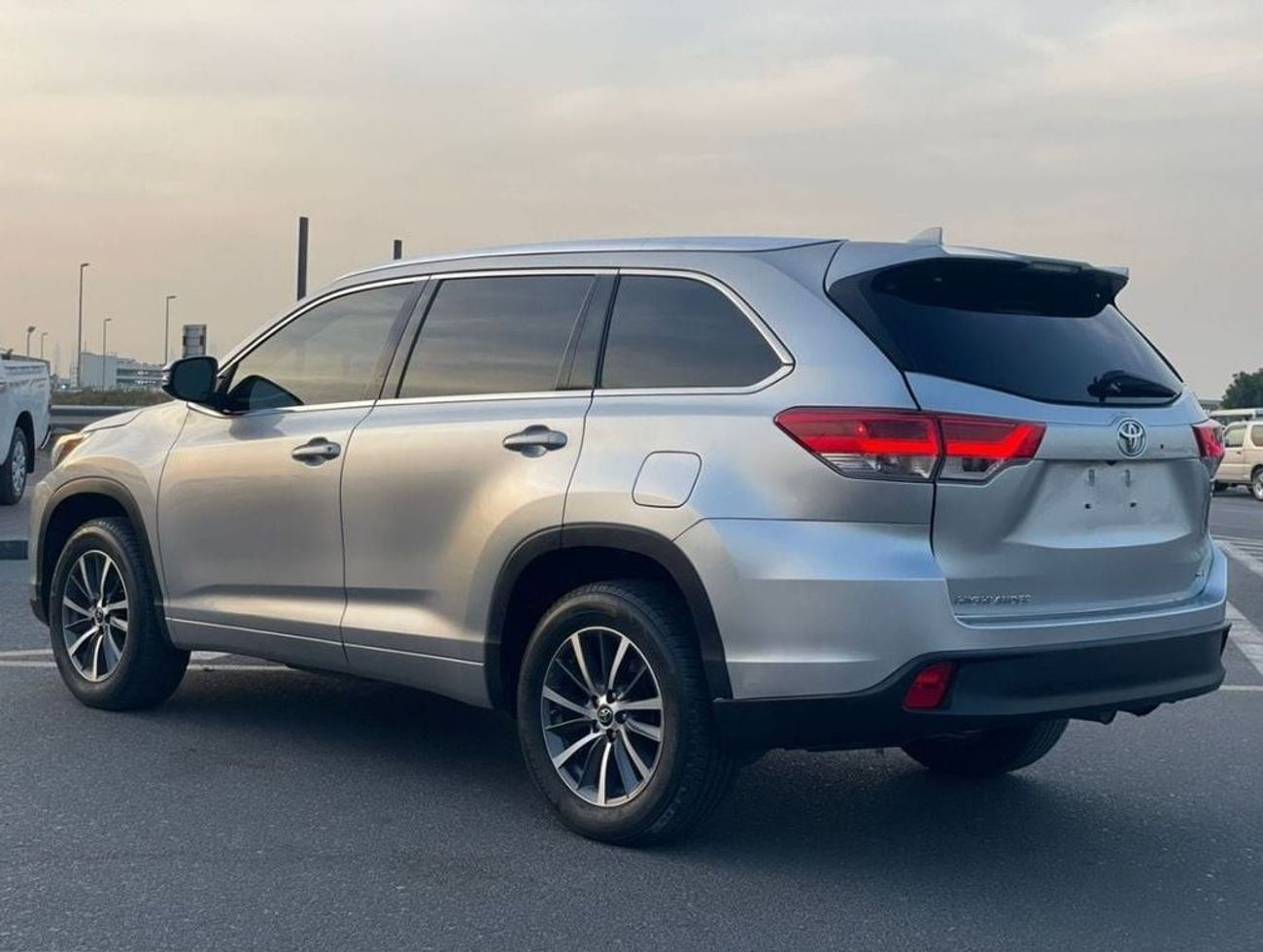 تويوتا هايلاندر 2018 Toyota Highlander XLE 3.5L V6 Full Option Sunroof 7 Leather Seats - Radar & BSM Auto Trunk -