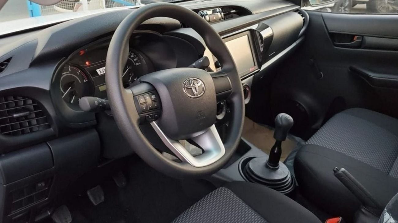 تويوتا هيلوكس double cabin 2.4 Diesel ,,,4X4,,, white color Black interior 2024 Basic option