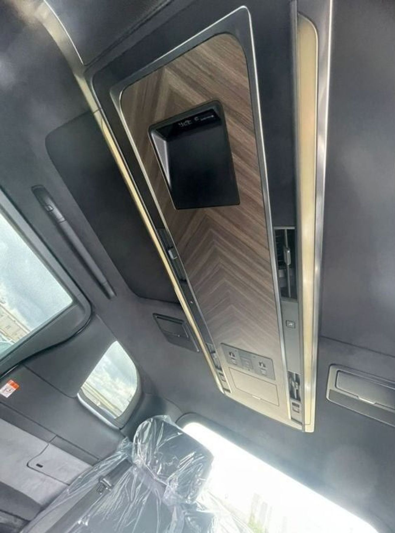 لكزس LM 350h 2.5L Hybrid 4 seater VIP 2024 YM (For export only)