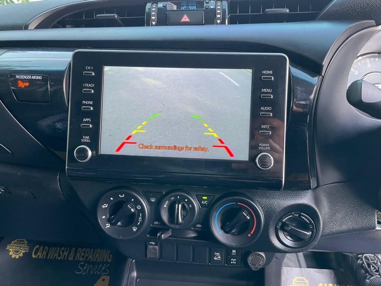 تويوتا هيلوكس diesel 2.8 liter automatic right hand drive leather seats with back camera