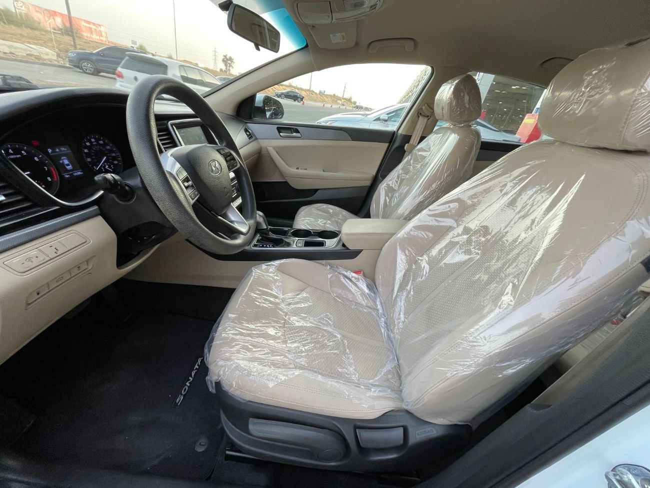 هيونداي سوناتا فئة SE / محرك 2.4 لتر V4 / نظام مراقبة النقطة العمياء / شاشة كبيرة / نظام أندرويد أوتو / نظام أبل كا