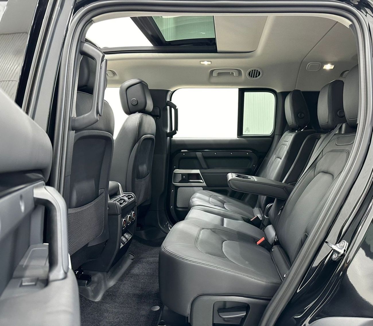 Land Rover Defender 2023 Land Rover Defender P400, May 2025 Warranty