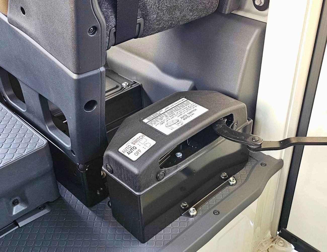 Toyota Coaster 4.0L V6 DIESEL / 23 STR M/T / AUTO DOOR / BAGGAGE TRAY WITH RACK (CODE # 69070)