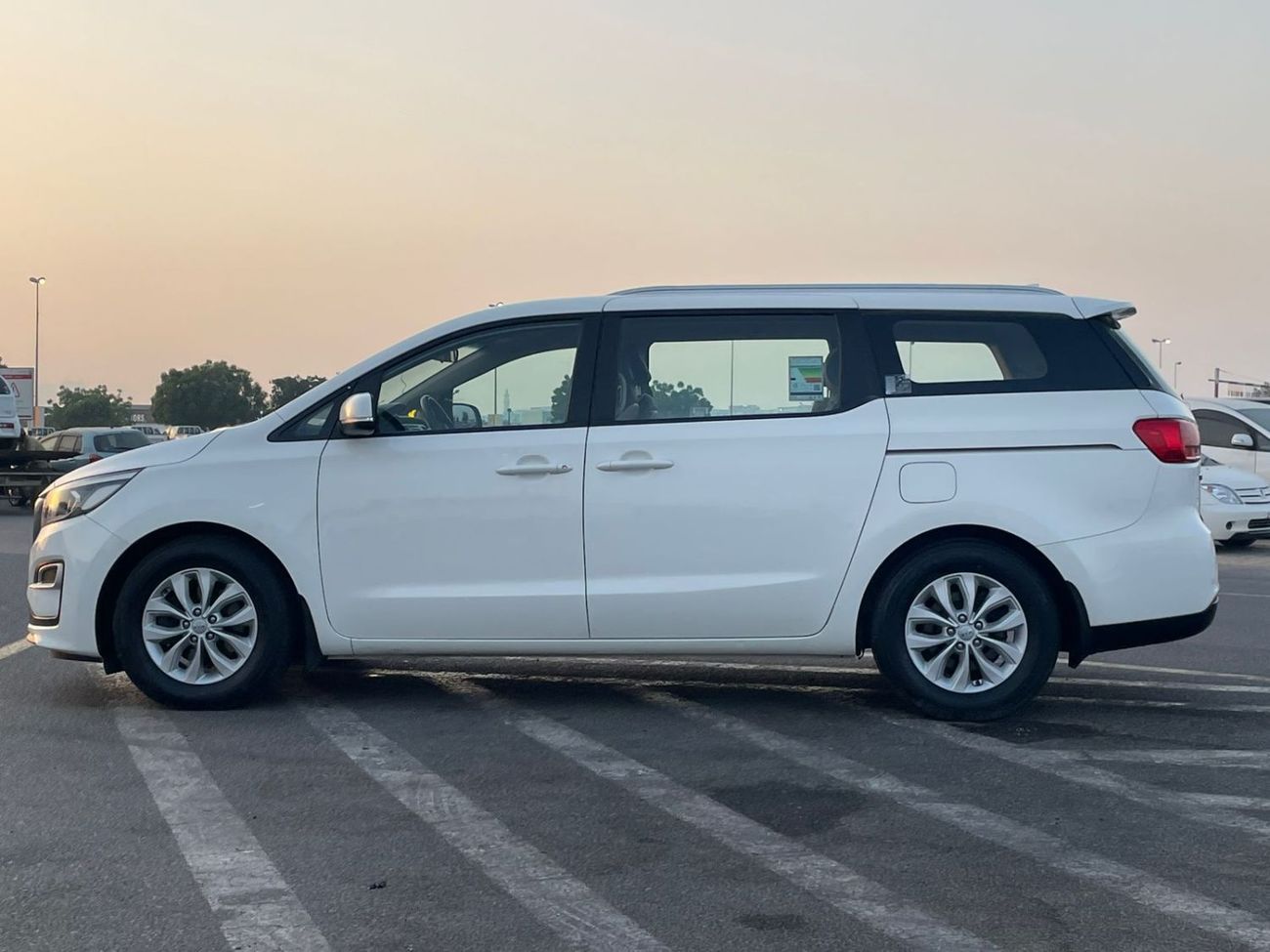 Kia Grand Carnival 2020 Kia Grand Carnival – GCC Specs – 7 Leather Seats – Rear Sensors – No Accident