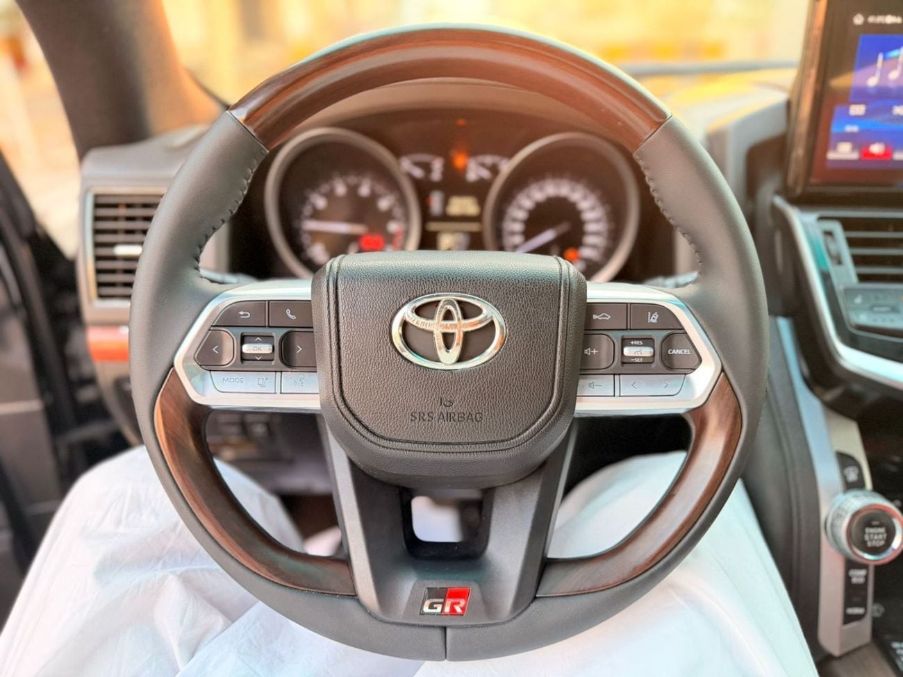 Toyota Land Cruiser GXR LANDCRUISER 2018 UPGRADE 2024 V8 LHD PETROL FULL OPTION GCC