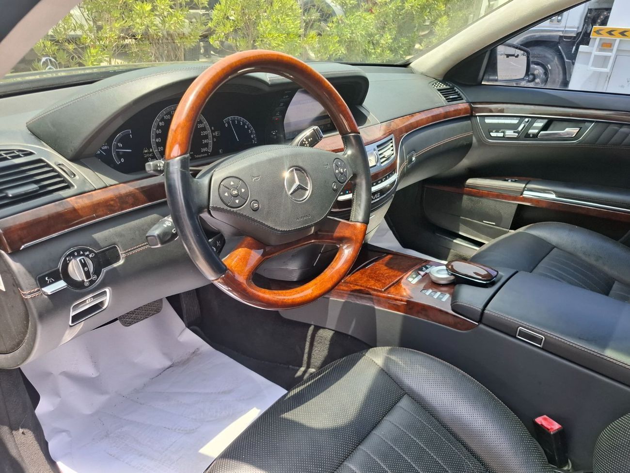 Mercedes Benz S600 Std 5.5L Mercedes-Benz S600 2012 full option