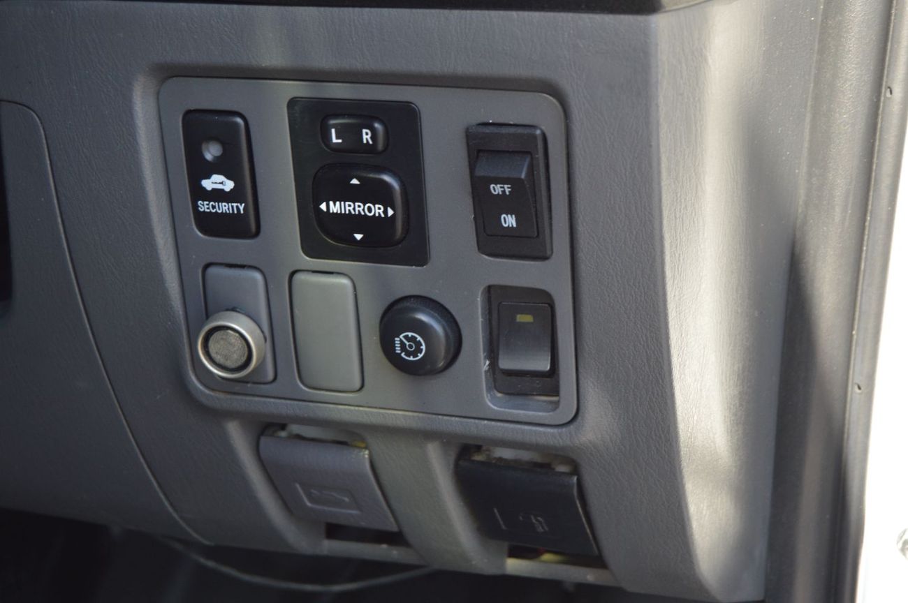 تويوتا هيلوكس Double cabin 3.0L, perfect inside and outside